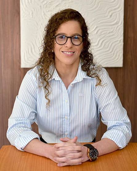 Dra. Nathalia Julio, cirurgiã do aparelho digestivo, em seu consultório em Florianópolis