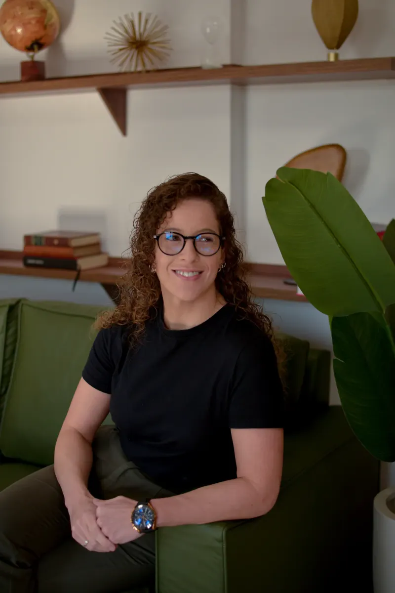 Dra. Nathalia Julio em detalhe do consultório da Metabore, junto à prateleira com objetos decorativos